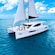 Un catamarán navega en un océano tranquilo